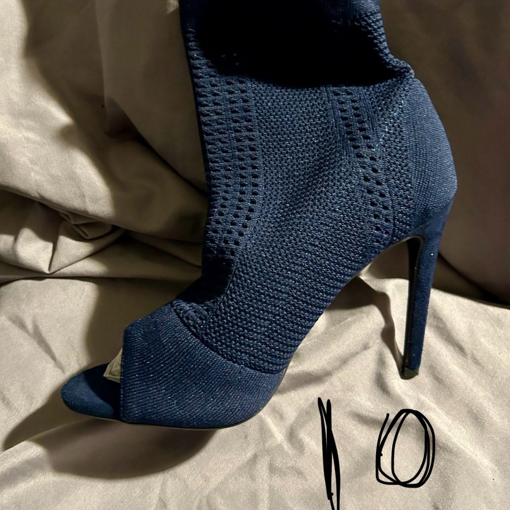 Stretchy navy heel